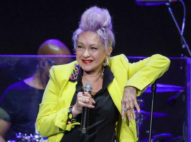 シンディ・ローパーの名曲「トゥルー・カラーズ」の“制作秘話”に心打たれる