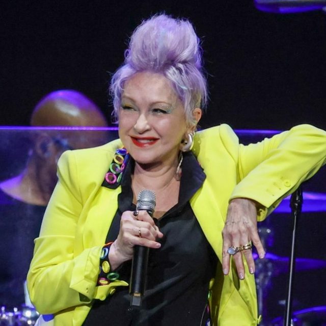 シンディ・ローパーの名曲「トゥルー・カラーズ」の“制作秘話”に心打たれる
