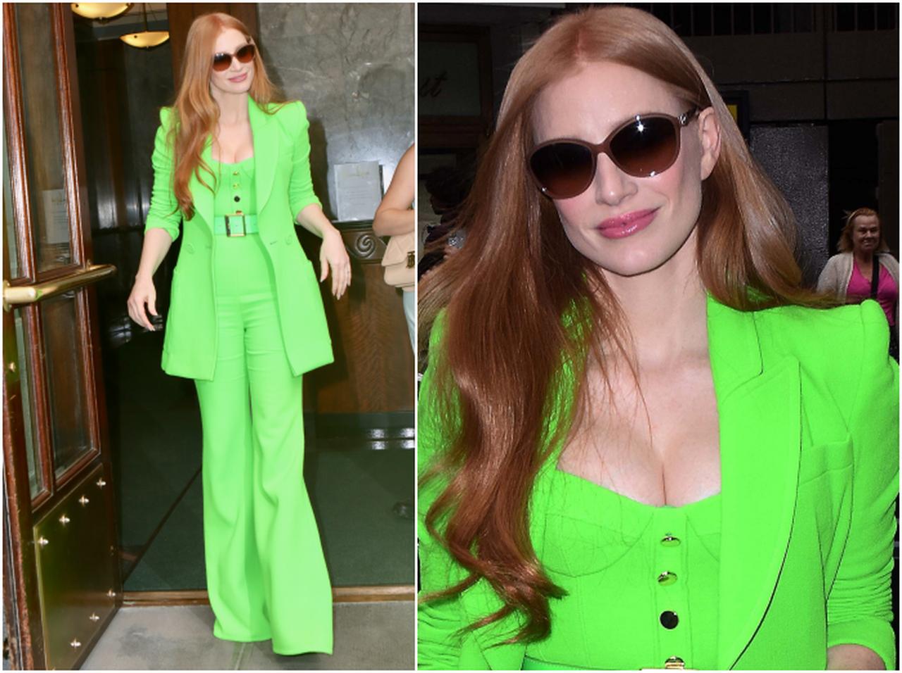 ジェシカ・チャステイン、ビビッドカラーが目を引くスーツコーデ【セレブの最新スタイル】