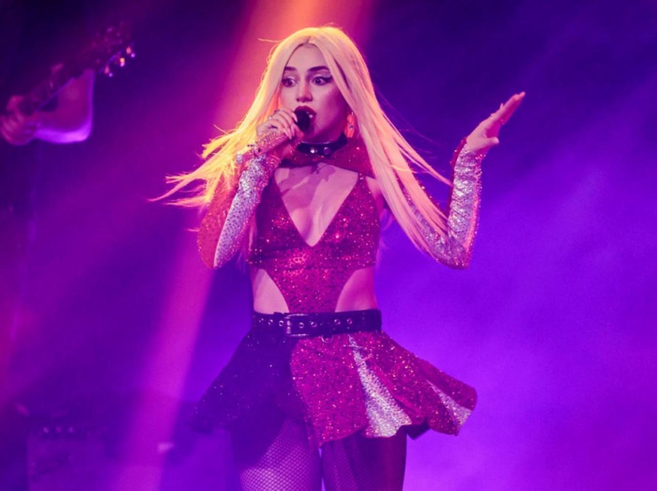 【衝撃映像】男が乱入→エイバ・マックスの顔面を平手打ち…歌手の対応があっぱれ