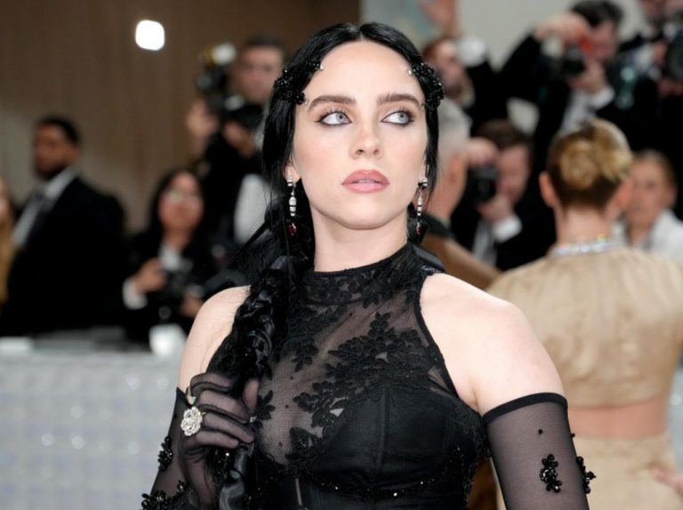 ビリー・アイリッシュ、見せないと言っていた胸のタトゥーがついにチラ見え