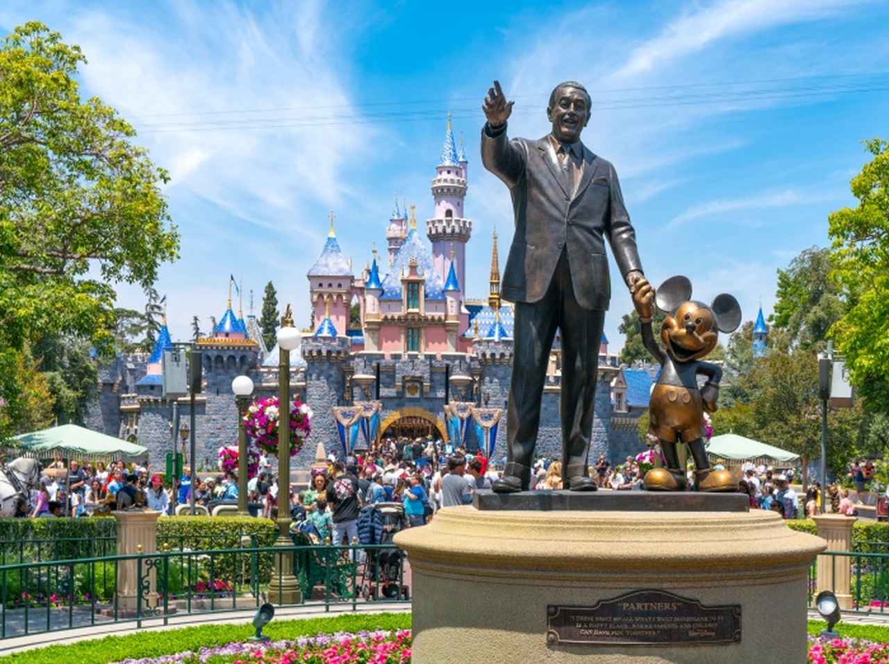 ディズニーランドにゲストが忍び込み、アトラクションに隠れる