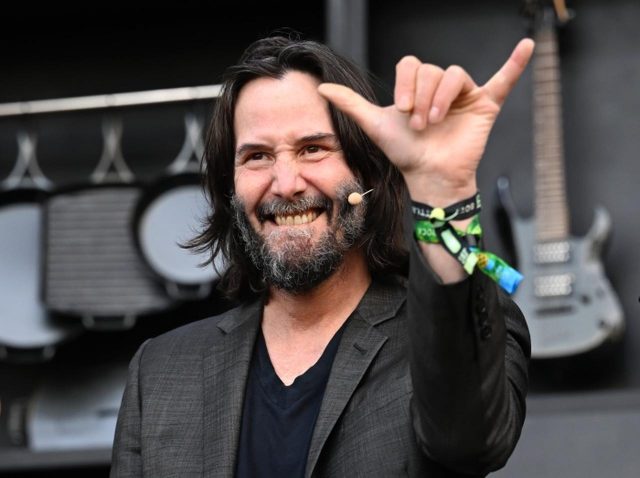 キアヌ・リーブス、“衣装トラブル”に見舞われ大ピンチの人気女優を救う