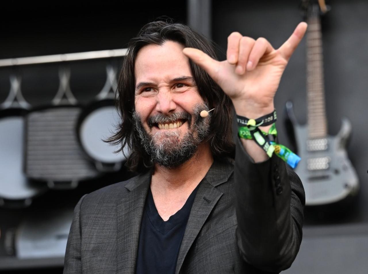 キアヌ・リーブス、“衣装トラブル”に見舞われ大ピンチの人気女優を救う