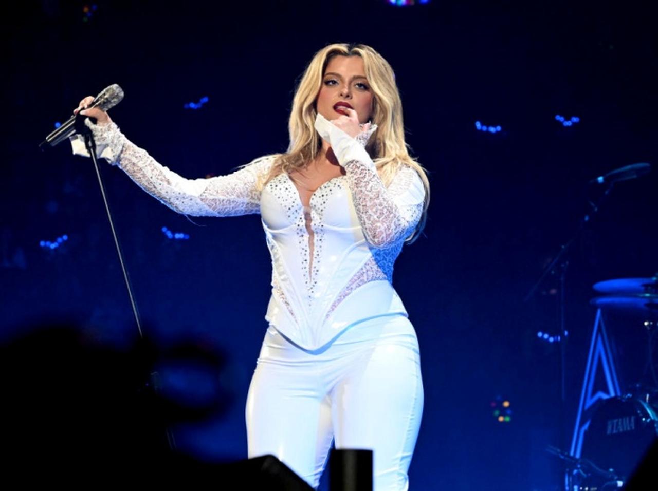 【衝撃映像】客席からスマホを投げられる→顔面直撃で緊急搬送→警察がファンを拘束