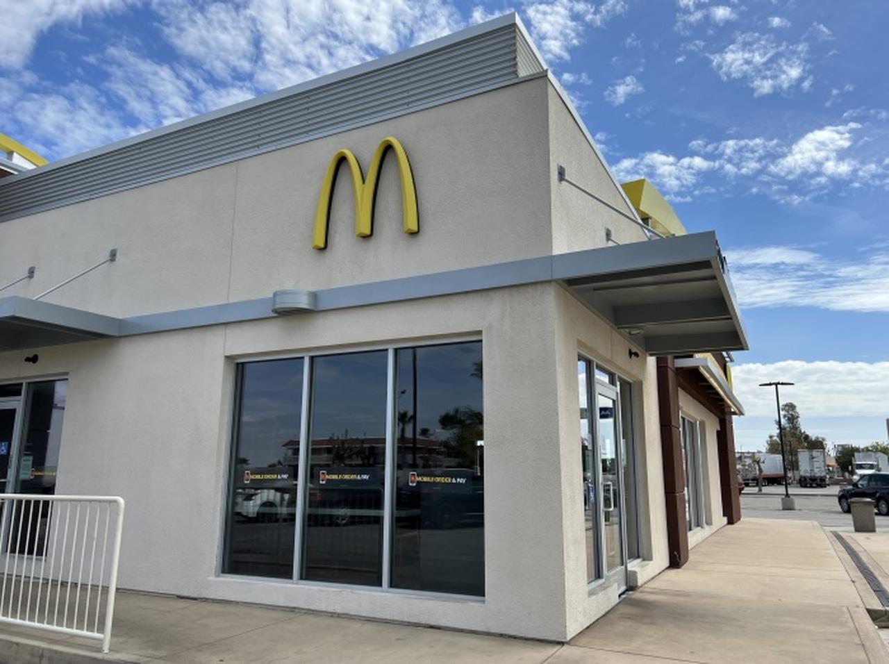 マクドナルドで10代の若者が暴徒化、レジを奪って立ち去る