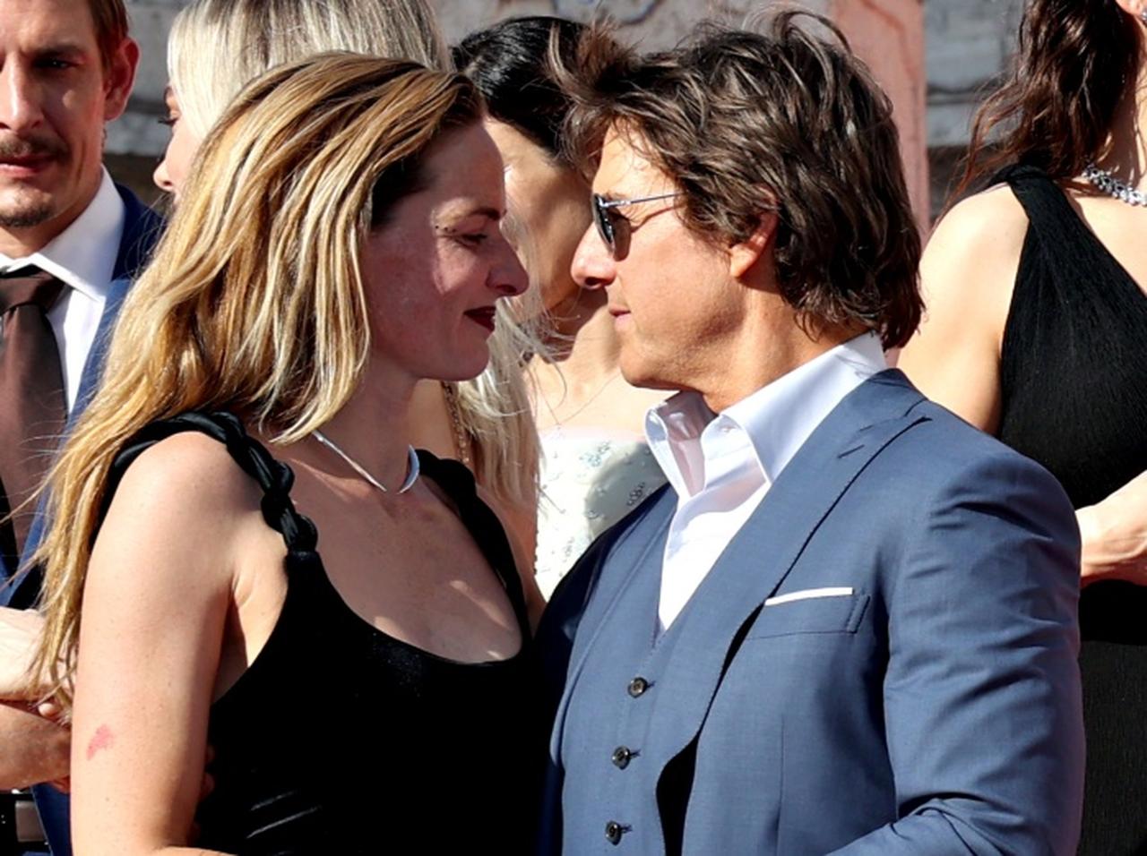 トム・クルーズが『ミッション:インポッシブル』共演俳優に「キス」、まるで恋人のよう