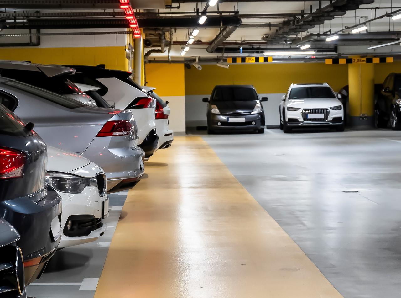 駐車場案内読むために1分間車を停止させた男性、4万円を請求される