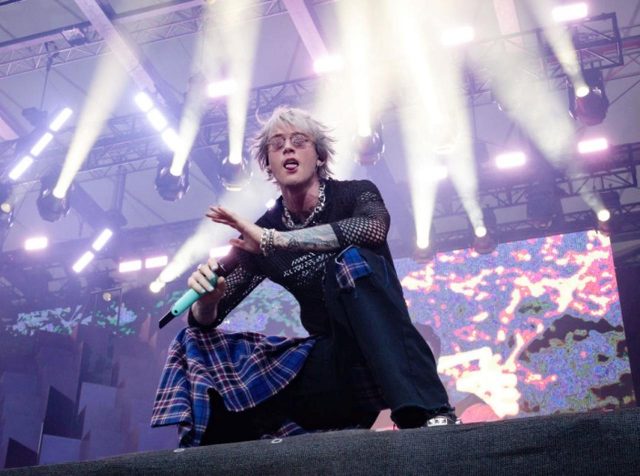 【映像】ファンのプラカードを見た歌手→ファンの顔面を殴る→「夢を叶えた」と誇らしげ