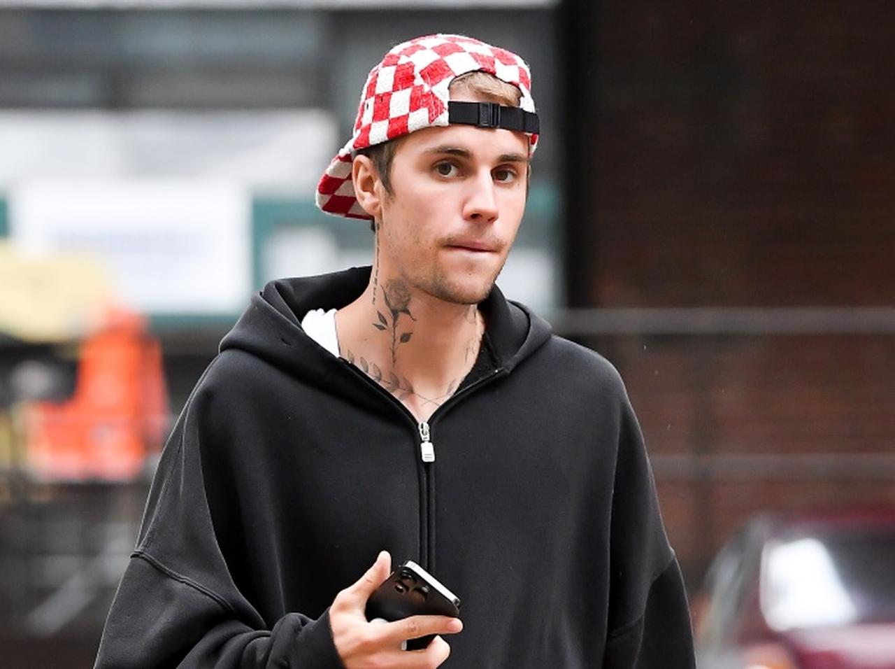 ジャスティン・ビーバーが地面に座って“ひと休み”しているところを目撃【写真アリ】