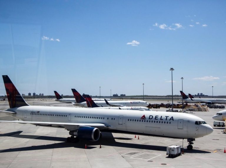 猛暑のなか飛行機に閉じ込められた乗客たちが体調を崩す