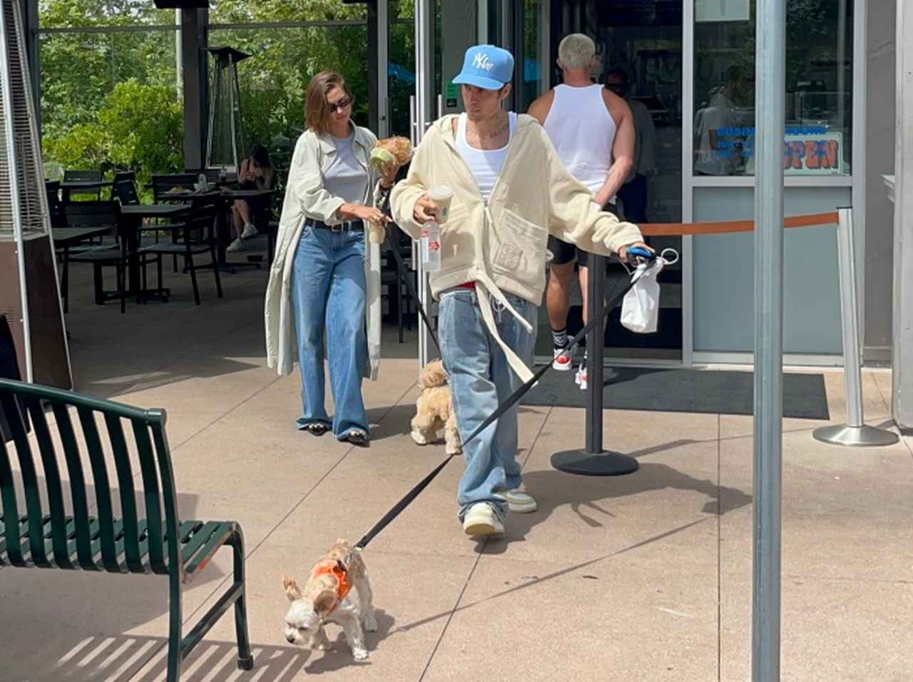 ジャスティン・ビーバー&ヘイリー・ビーバー、愛犬と一緒にブランチ【写真アリ】
