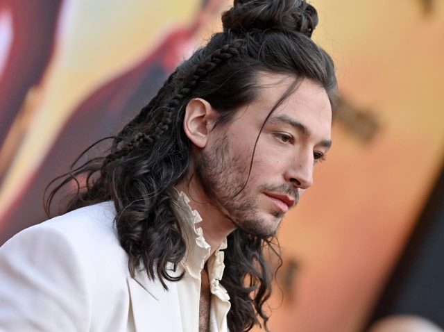 エズラ・ミラー、12歳の子どもに「不適切な行為をした」と告発された件について沈黙を破る【コメント全訳】