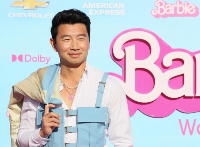 『バービー』のケンがテイラー・スウィフトの公演に！映画のワンシーンを再現