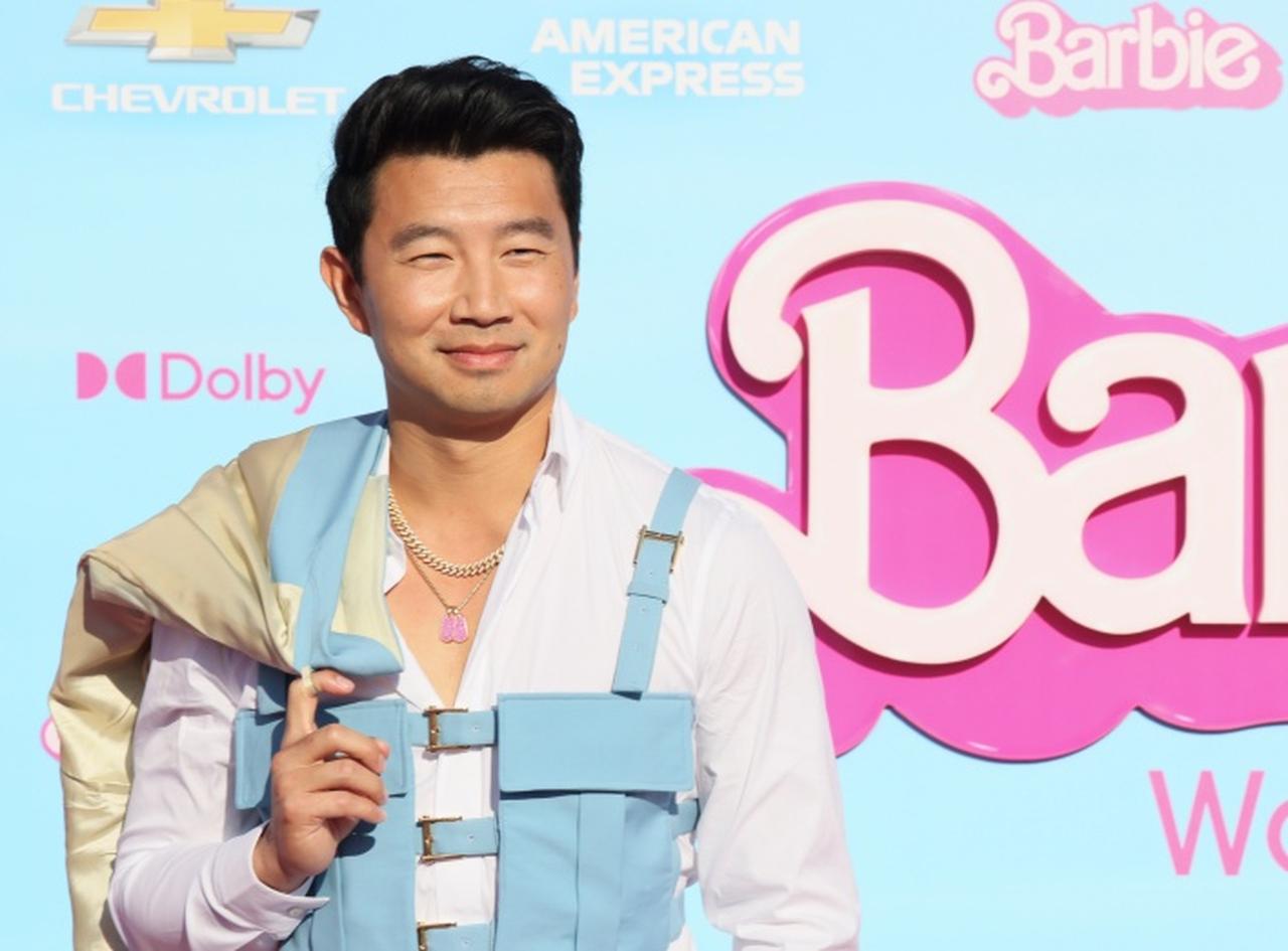 『バービー』のケンがテイラー・スウィフトの公演に！映画のワンシーンを再現