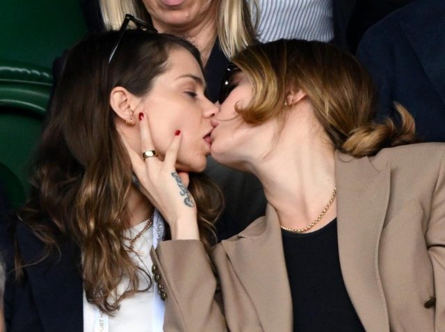 カーラ・デルヴィーニュ、ガールフレンドに顎クイからのキス