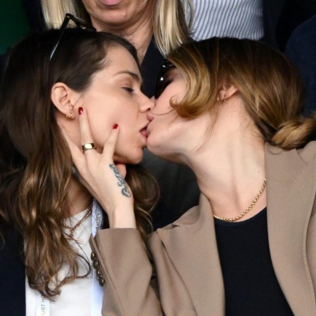 カーラ・デルヴィーニュ、ガールフレンドに顎クイからのキス