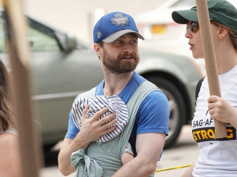 『ハリポタ』ダニエル・ラドクリフ、息子を抱いて俳優組合のデモに参加