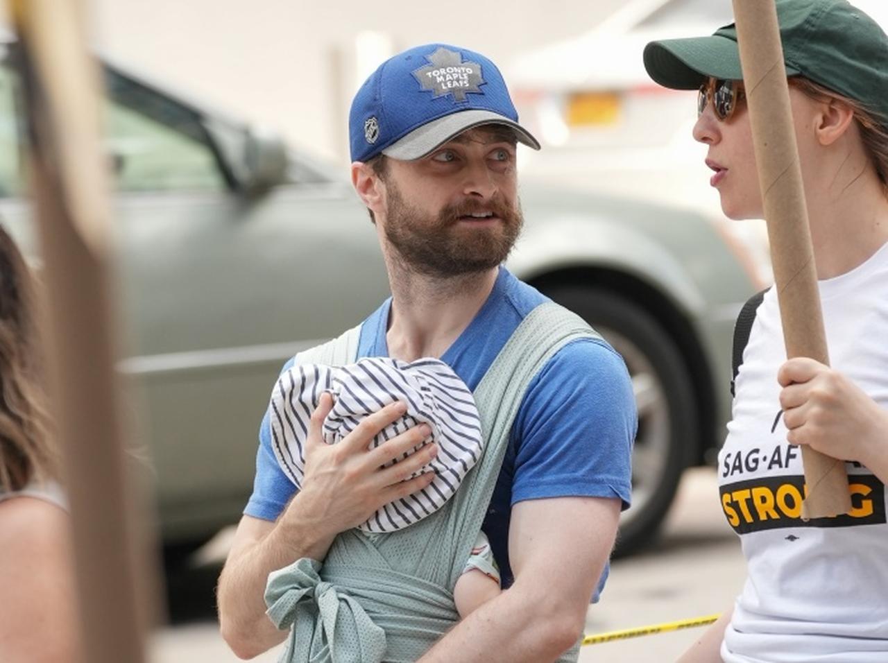 『ハリポタ』ダニエル・ラドクリフ、息子を抱いて俳優組合のデモに参加