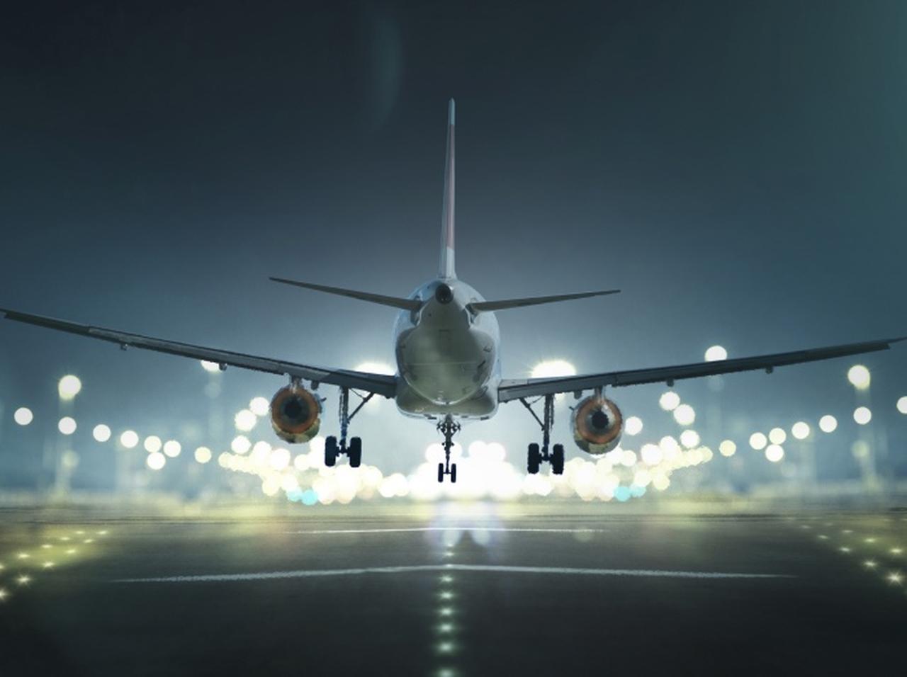 飛行機で女性がパニックになり「あの乗客は実在しない」と騒ぎ出す