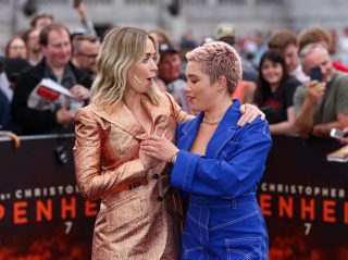 【写真】共演女優の「衣装のピンチ」を寸前で救う!『オッペンハイマー』フォトコールでの出来事が話題に