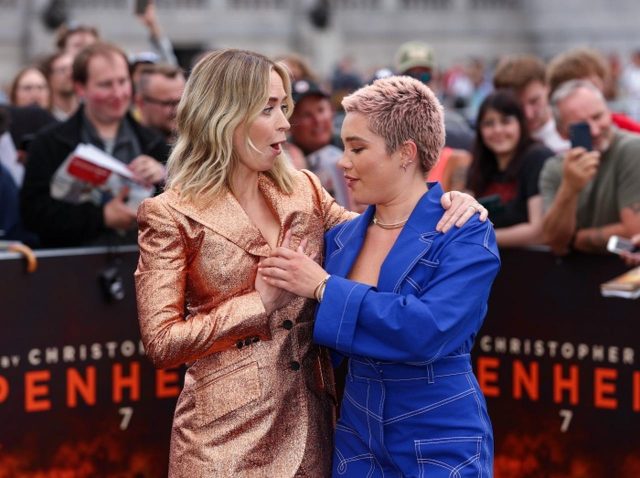 【写真】共演女優の「衣装のピンチ」を寸前で救う！『オッペンハイマー』フォトコールでの出来事が話題に