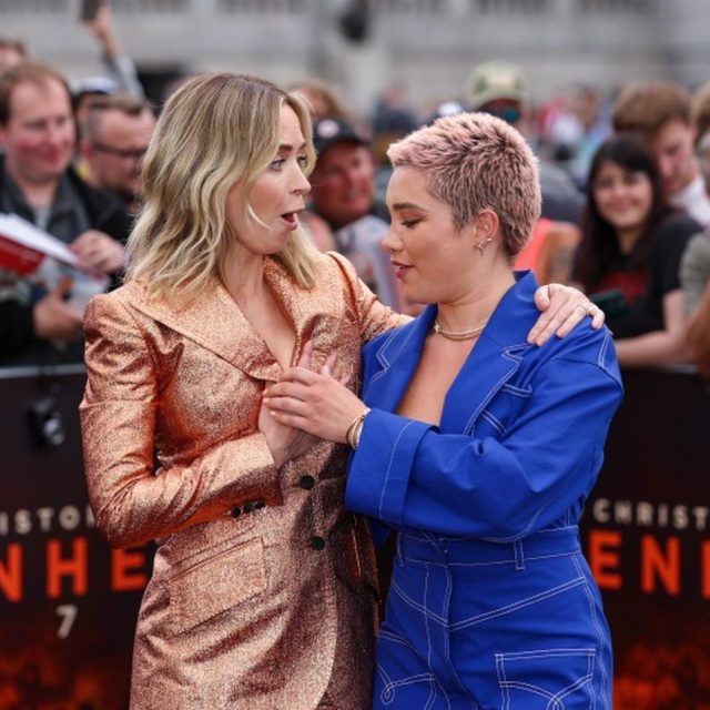 【写真】共演女優の「衣装のピンチ」を寸前で救う！『オッペンハイマー』フォトコールでの出来事が話題に
