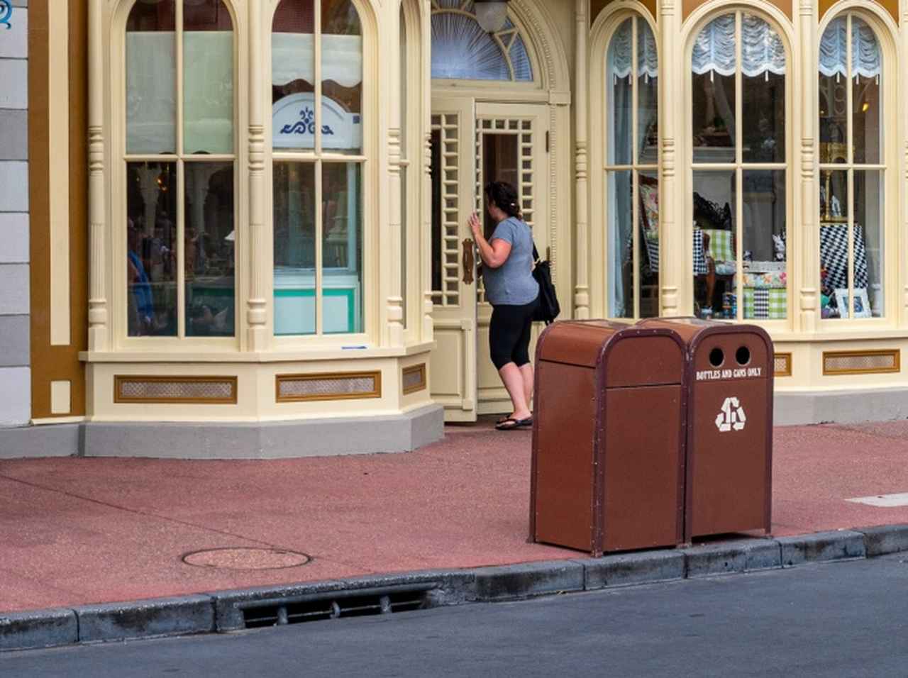 ディズニーランド、ゴミ箱の「位置」に隠された『ヒミツ』が鳥肌もの