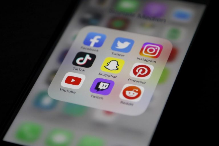 「10秒」体をまさぐる動画が流行中、一体何の抗議をしている?