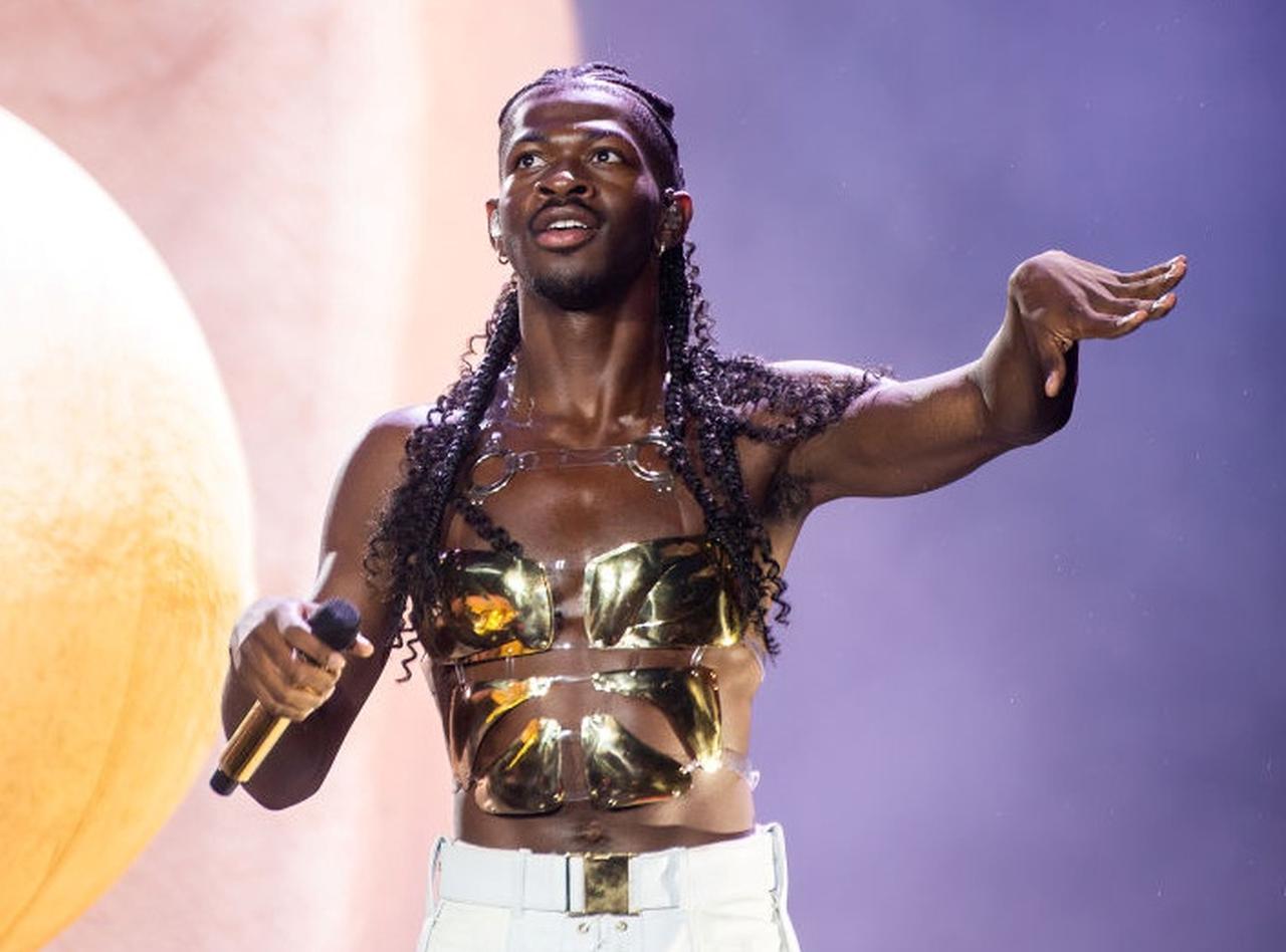 コンサート中に客席から「大人のおもちゃ」が、ステージへの物入れに対し「殺す」と脅すシンガーも