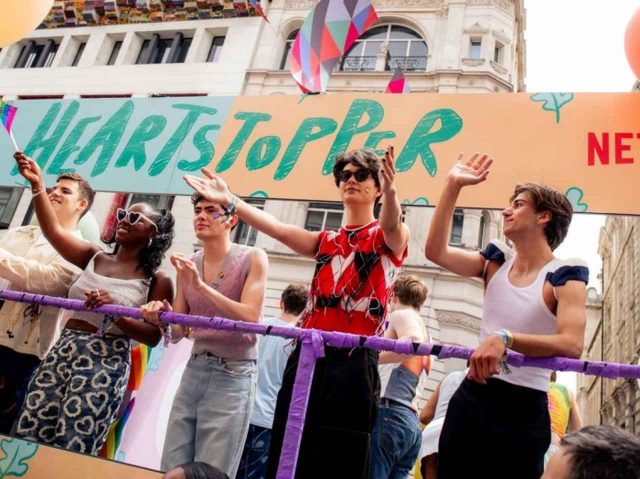 『ハートストッパー』のキャストがプライドパレード中に「中指を立てて反発」、一体なにが？