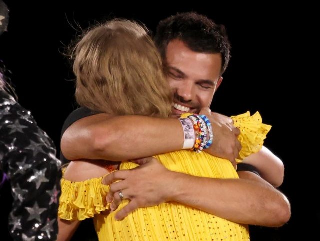 テイラー・スウィフト、元恋人との「現在の関係」は？妻の前でハグ