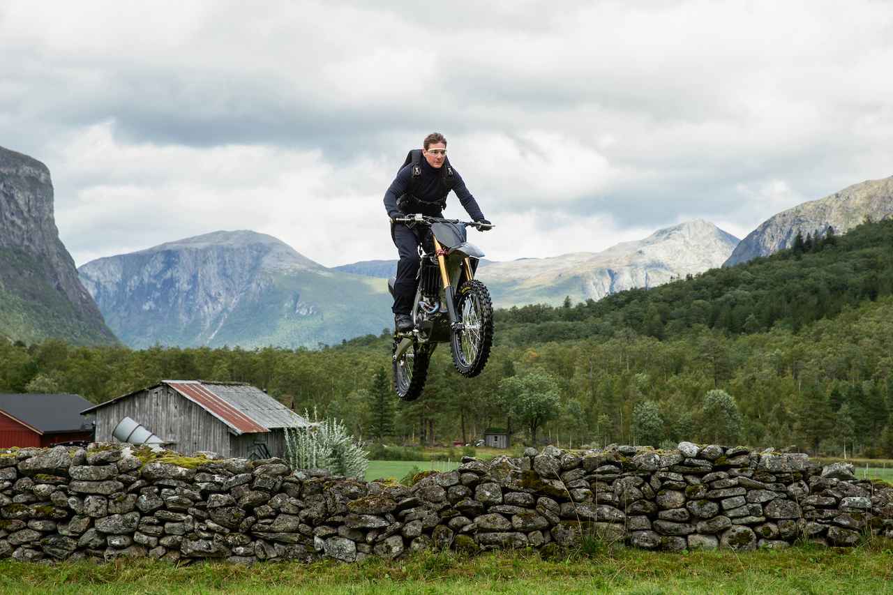 現場では『お母さんキャラ説』トム・クルーズが「カリカリ」していた理由が愛おしすぎる