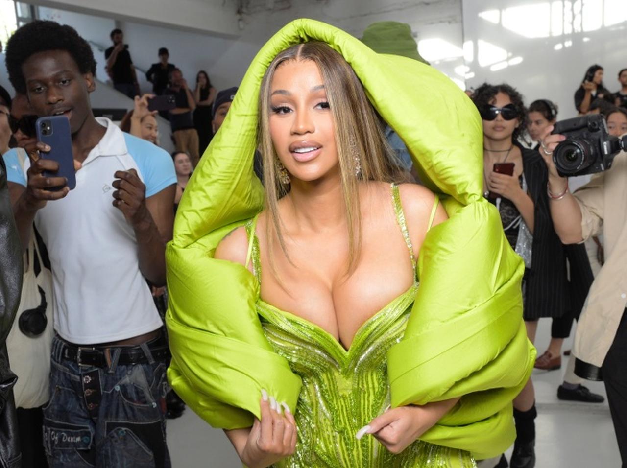 カーディ・B、靴のトラブル発生でボディガードに“運ばれる”【写真アリ】