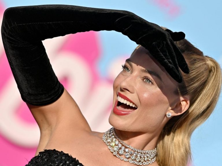 バービーを演じるマーゴット・ロビー、みんなが自分の「足」に“夢中”になっていることへの『本音』を明かす