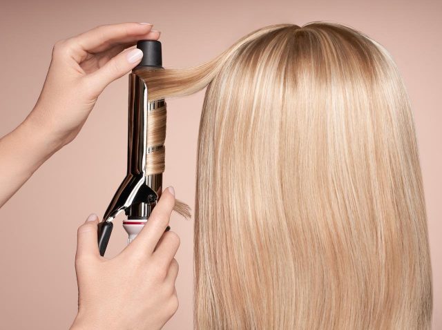 巻いた髪を長時間キープ！崩れを防ぐ高評価のヘアスタイリング剤6選