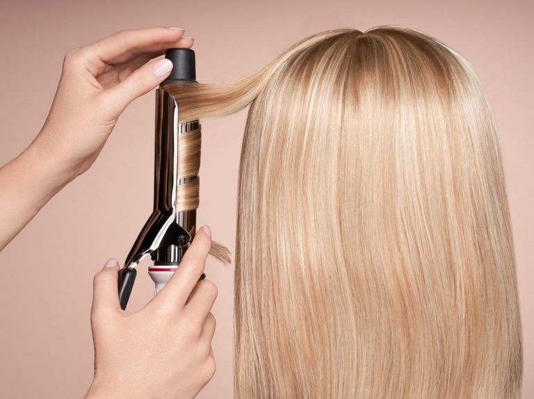 巻いた髪を長時間キープ!崩れを防ぐ高評価のヘアスタイリング剤6選