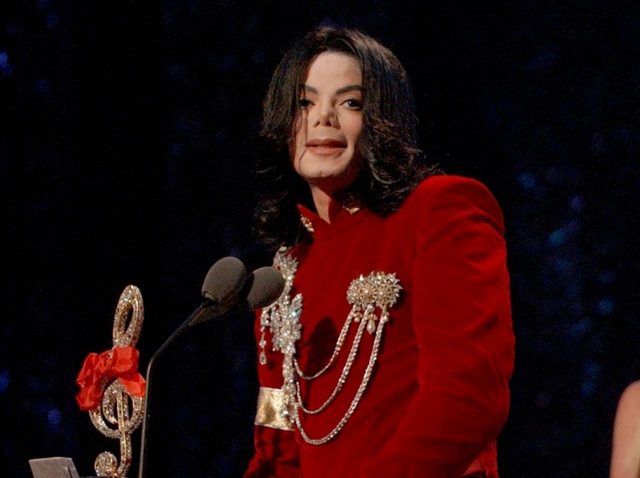 マイケル・ジャクソンの息子たちが亡き父の誕生日をファンと一緒に祝う【写真アリ】