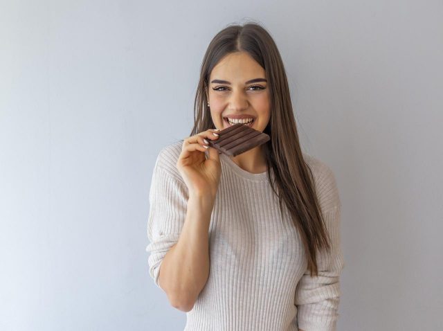 生理前に甘いものが食べたくなるのはなぜ？専門家が教えるそのメカニズム