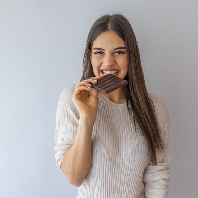 生理前に甘いものが食べたくなるのはなぜ？専門家が教えるそのメカニズム