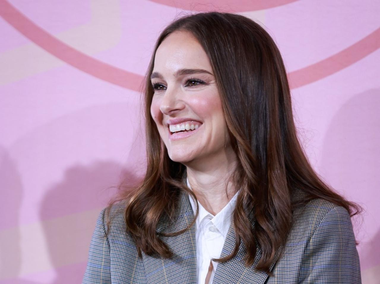 夫の不倫が発覚したナタリー・ポートマン、結婚指輪をつけずに外出【写真アリ】