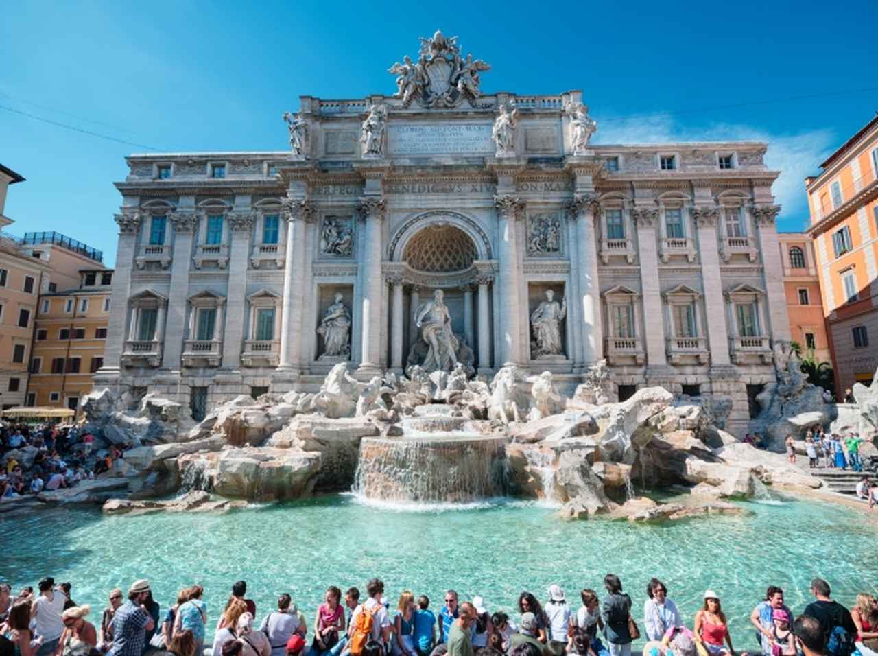 観光客が“マイボトルに水を入れるため”に「トレビの泉」に侵入