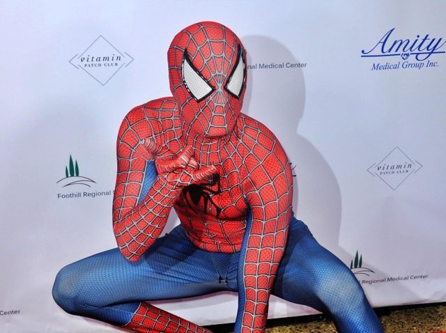 スパイダーマンになりたい8歳の少年、わざとクモに噛まれて大変なことになる