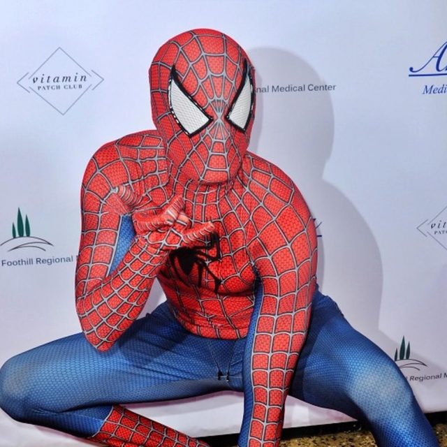 スパイダーマンになりたい8歳の少年、わざとクモに噛まれて大変なことになる