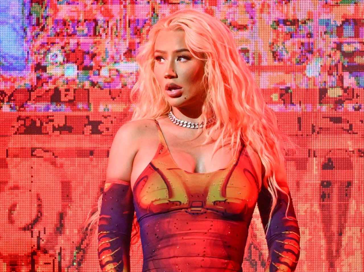 イギー・アゼリア、コンサート中にパンツが破けて中止を余儀なくされる