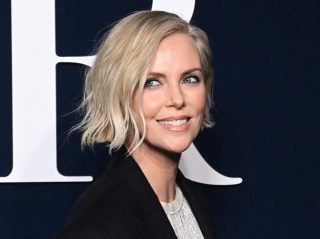 整形失敗を噂されたシャーリーズ・セロン、『反論』が清々しすぎる「ただ歳を重ねているだけ！自然な成り行き」