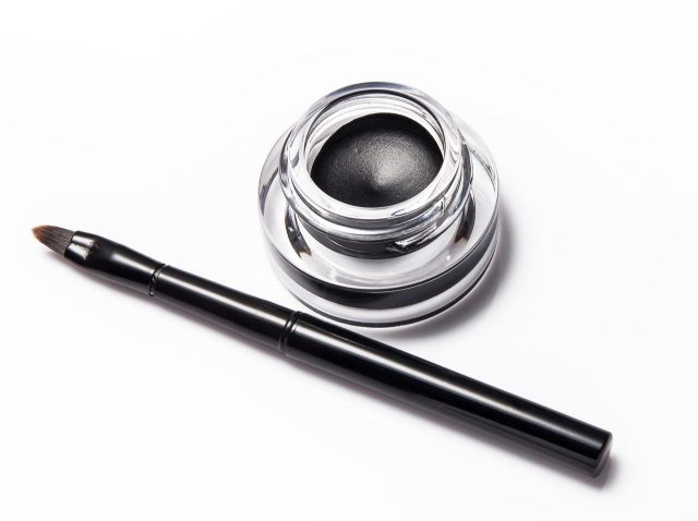 ウォータープルーフの「アイライン」でもにじむのはなぜ？プロが教えるにじみ予防術