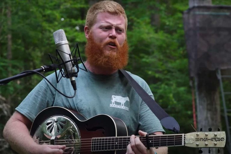 一般人の“心の叫び”歌った『無名の歌手』が全米1位に、Qアノンとのリンクも指摘されている