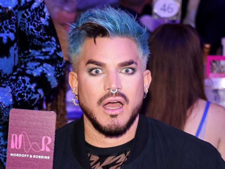 ステージに「巨大な大人のおもちゃ」を投げ込まれた英シンガー、その後の対応が衝撃的すぎる