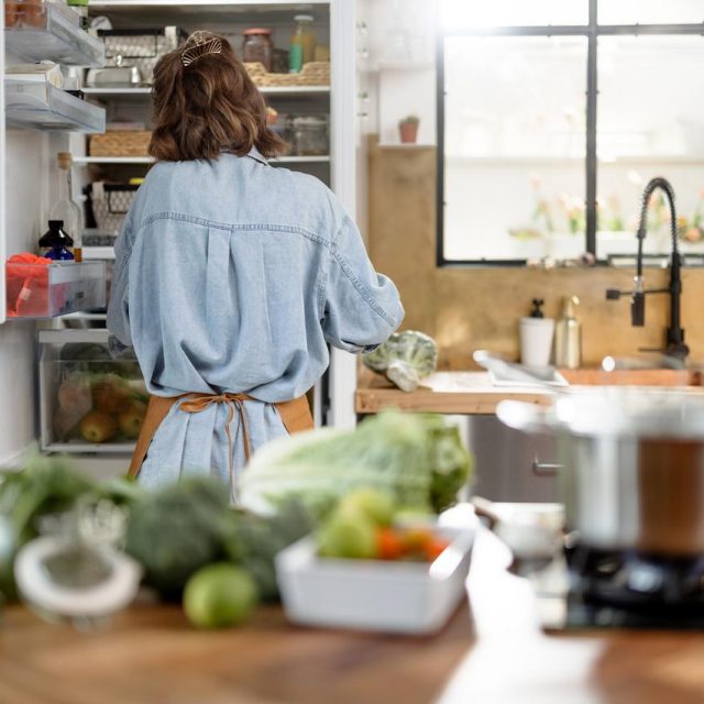 家を不在にする時に夫の食事を作り置きする？ 「夫を子ども扱いして、そのツケを娘に回すようなことしないで」